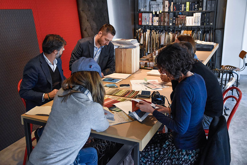 Riunione di progettazione da BertO progettazione casa flora venezia nello showroom berto di meda