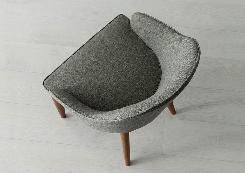 Sedia Judy in tessuto con braccioli sedia Judy in tessuto e gambe in legno tinto noce