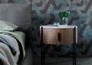 Comodino moderno Roi con base goffrato nero e top in marmo Deep Grey - BertO	