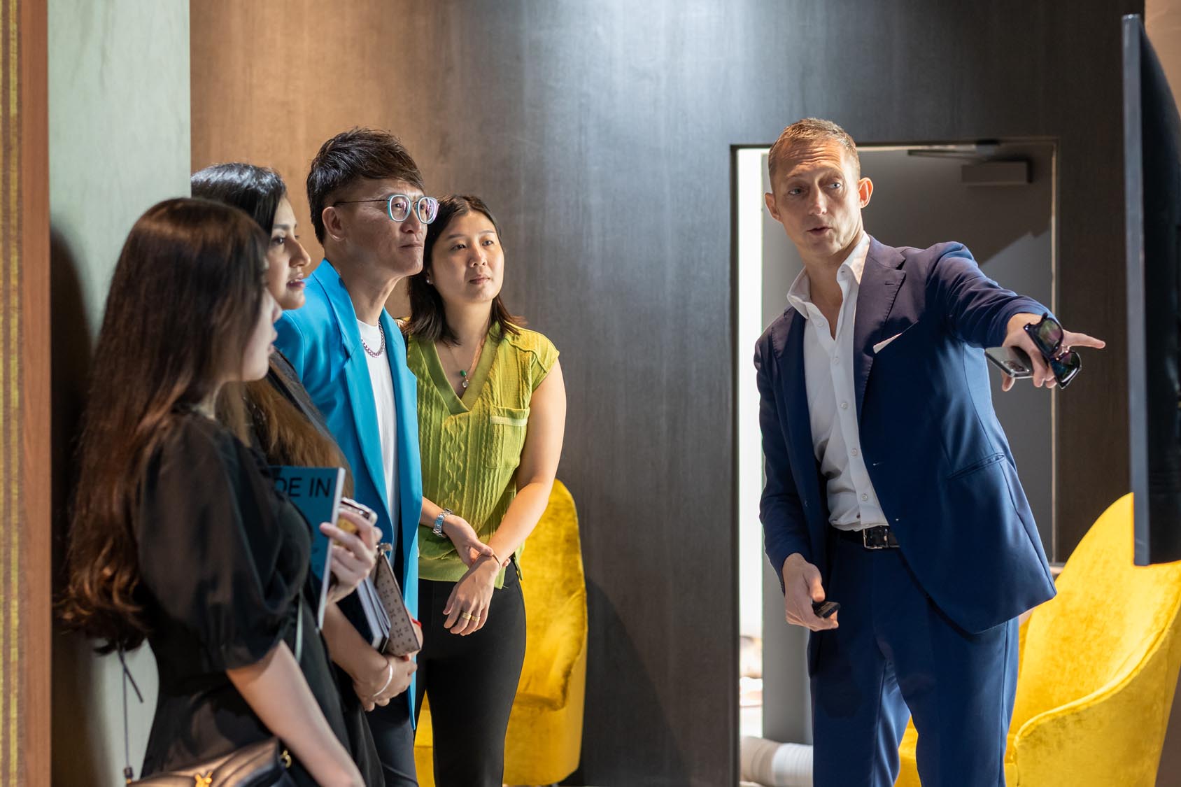 Filippo BertO con clienti BertO Singapore Filippo Berto con clienti BertO Singapore